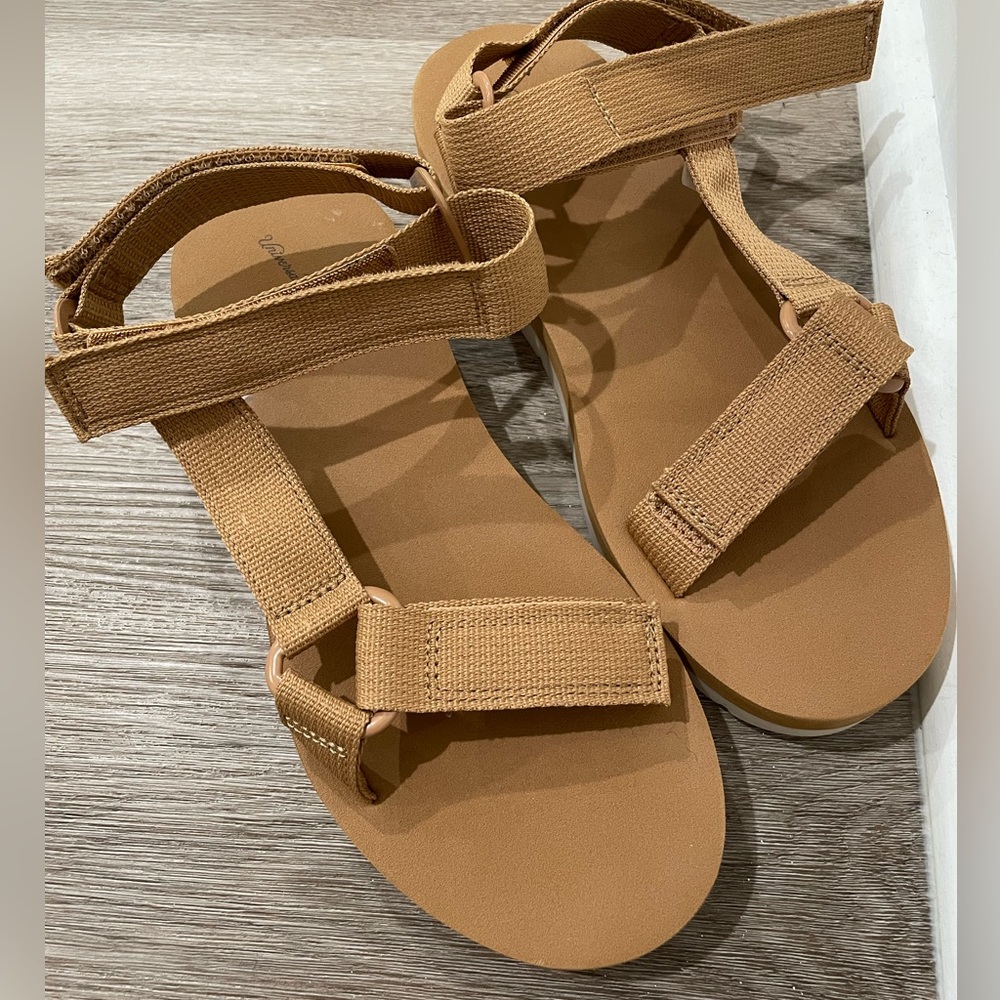 Target Women’s Holden Platform Sport Sandals. Universal Thread. Size 7. Tan.